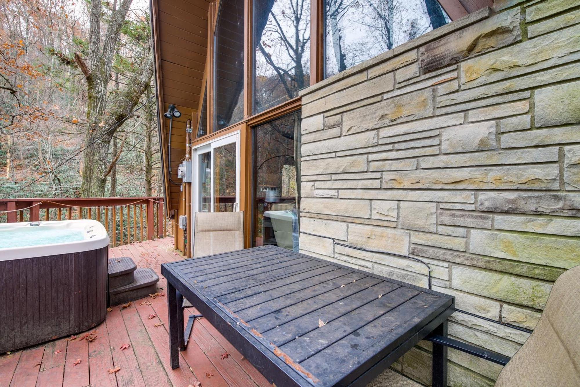 Gatlinburg A-Frame Home With Hot Tub Near Parkway Экстерьер фото