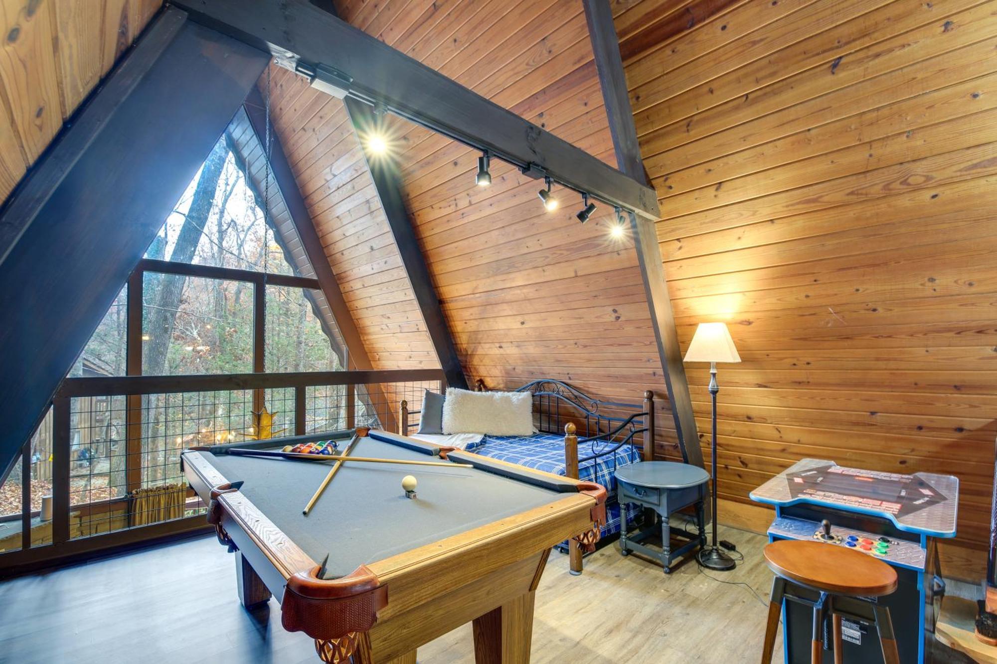 Gatlinburg A-Frame Home With Hot Tub Near Parkway Экстерьер фото