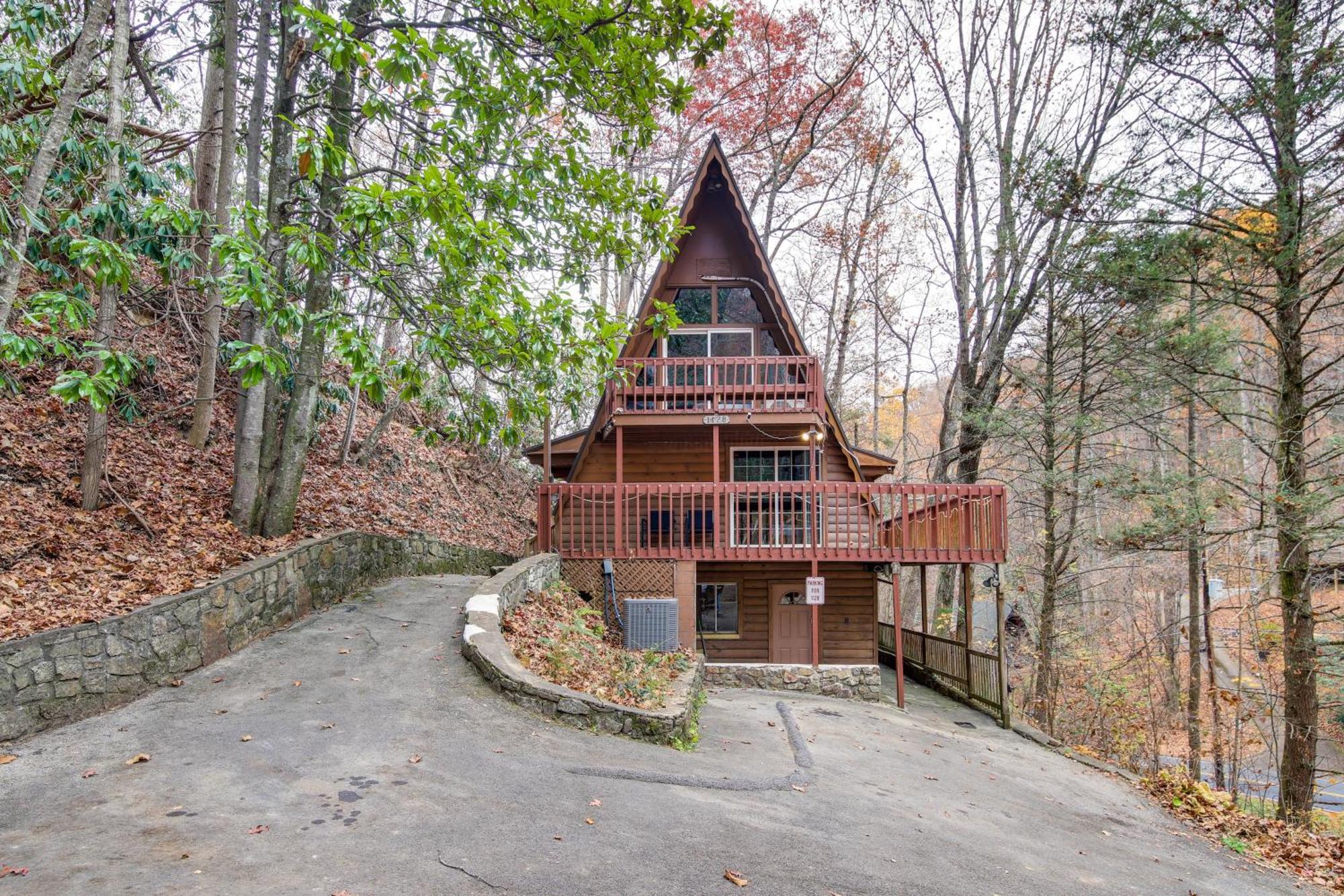 Gatlinburg A-Frame Home With Hot Tub Near Parkway Экстерьер фото