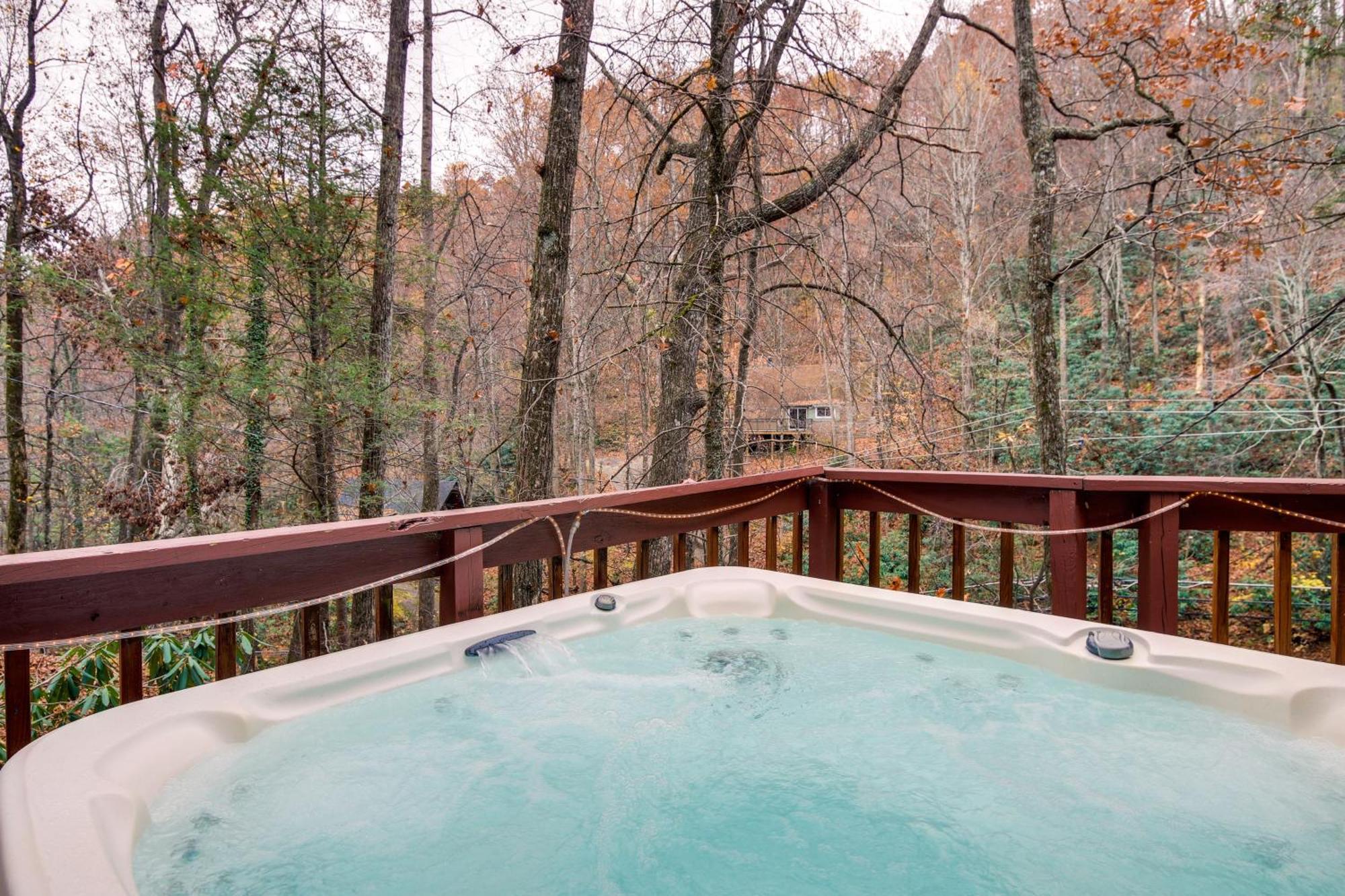 Gatlinburg A-Frame Home With Hot Tub Near Parkway Экстерьер фото