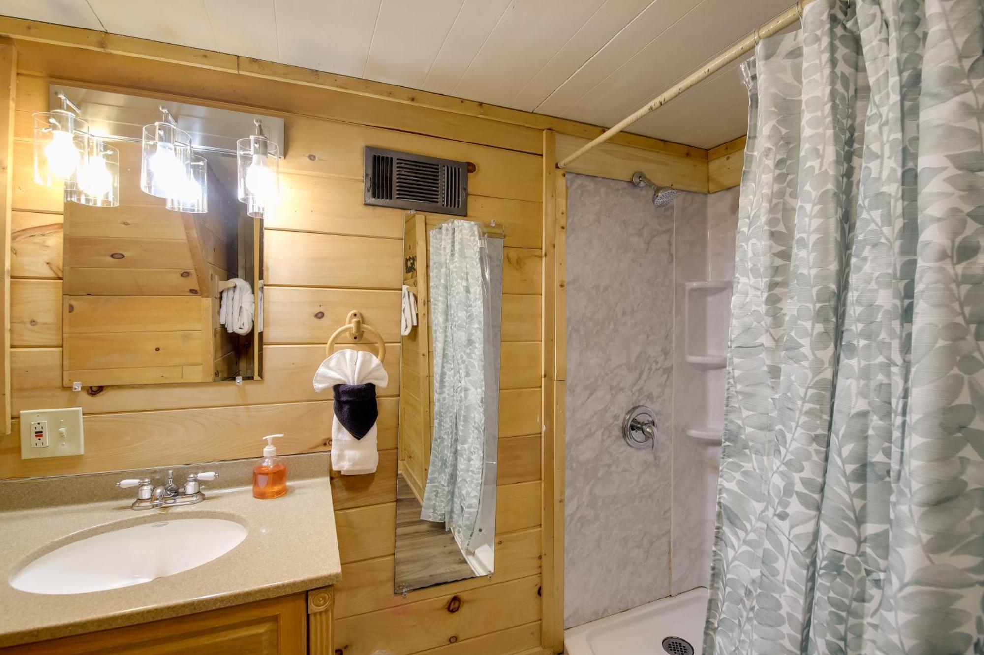 Gatlinburg A-Frame Home With Hot Tub Near Parkway Экстерьер фото