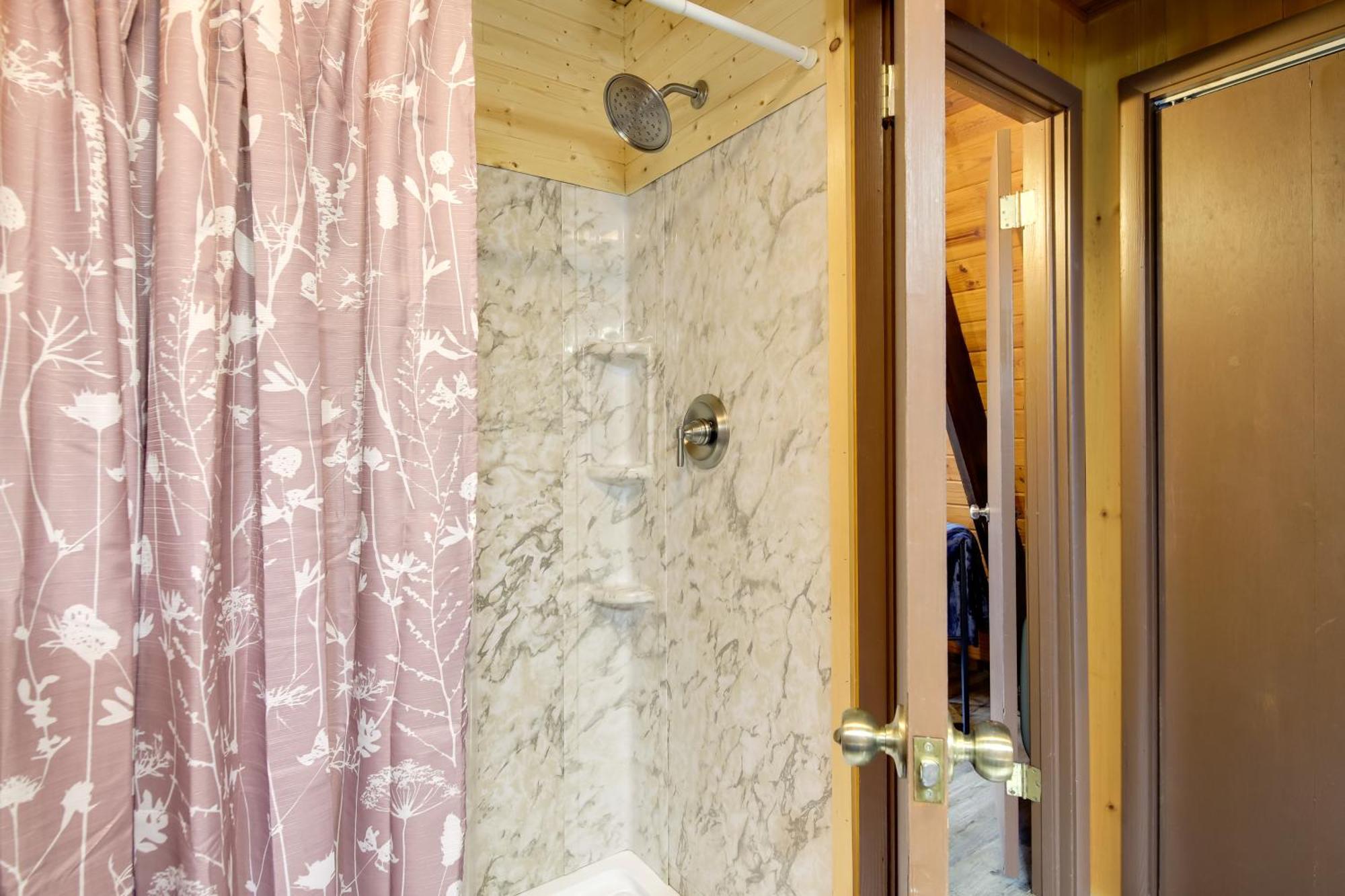 Gatlinburg A-Frame Home With Hot Tub Near Parkway Экстерьер фото