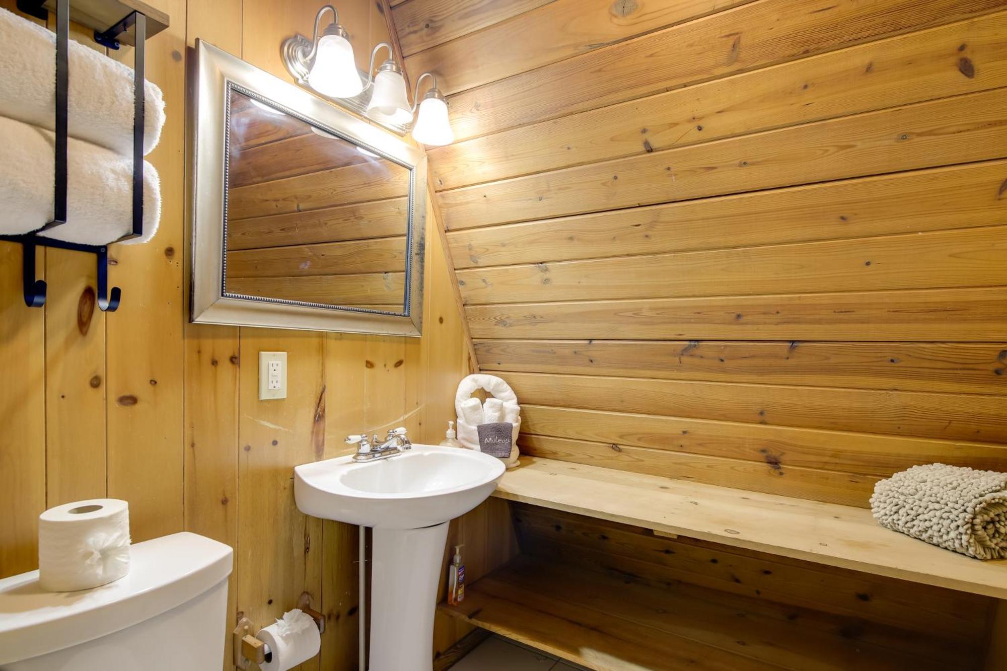 Gatlinburg A-Frame Home With Hot Tub Near Parkway Экстерьер фото